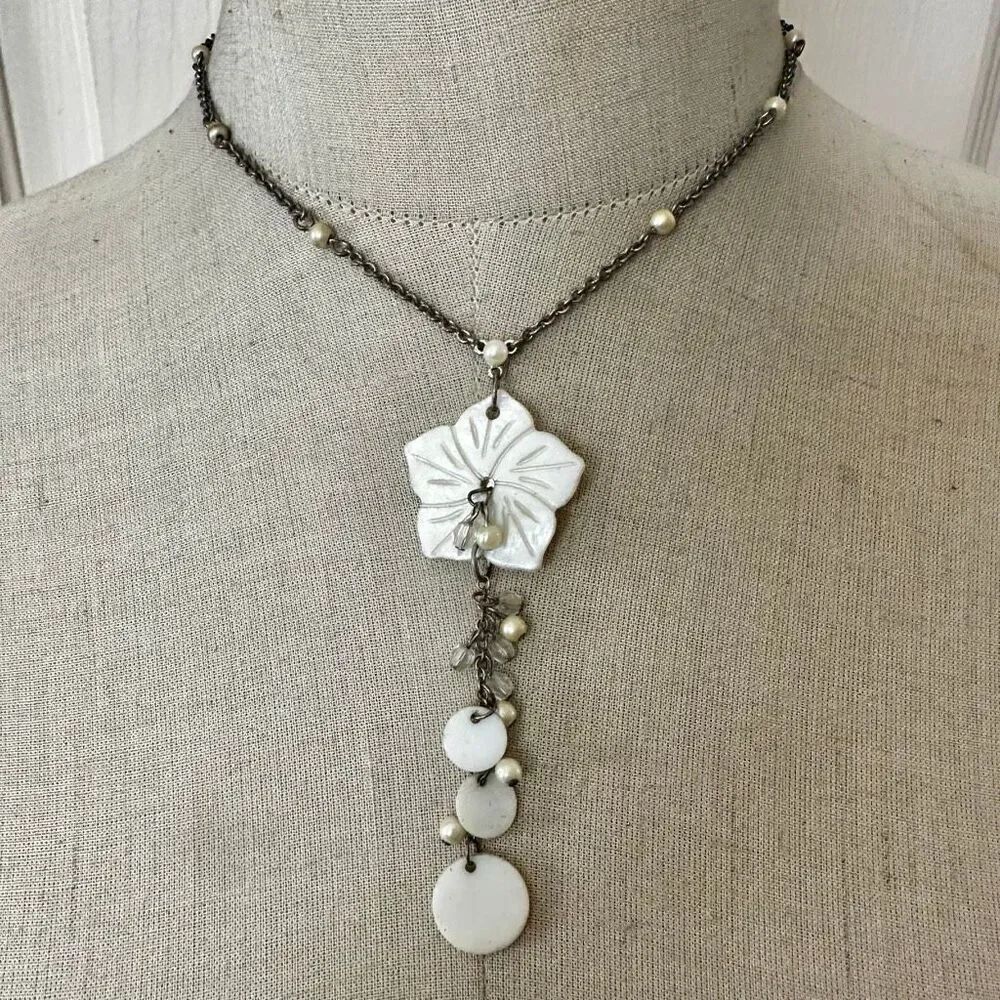 AVON – Vintage White Enamel Flower Y-Drop Necklace